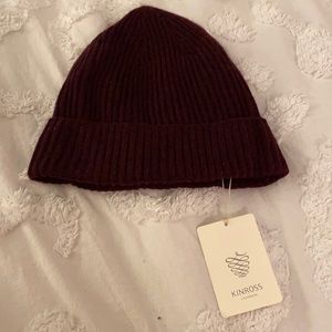 Kinross Cashmere beanie in wine berry